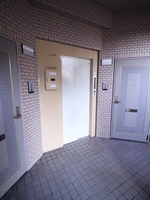 物件外観写真5　(エントランス部分)