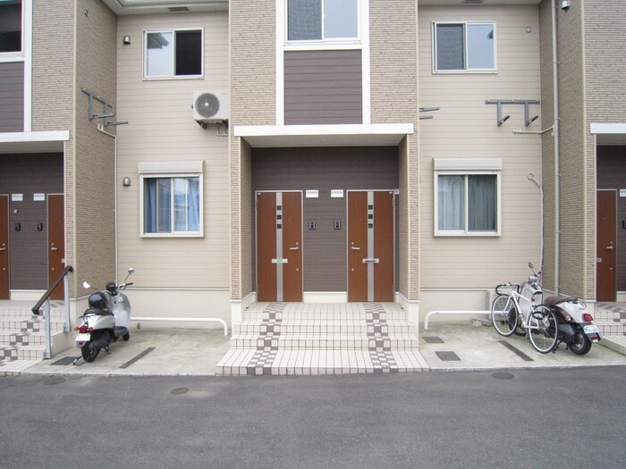 物件外観写真6　(エントランス部分)