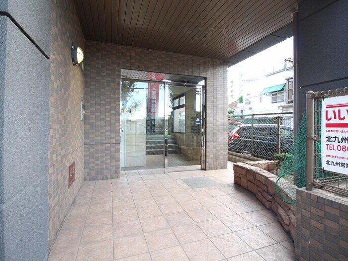 物件外観写真3　(エントランス部分)