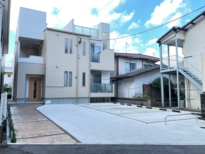 物件外観写真3　(駐車場)