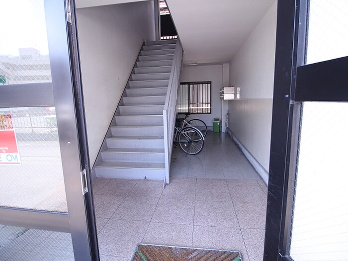 物件外観写真2　(エントランス部分)