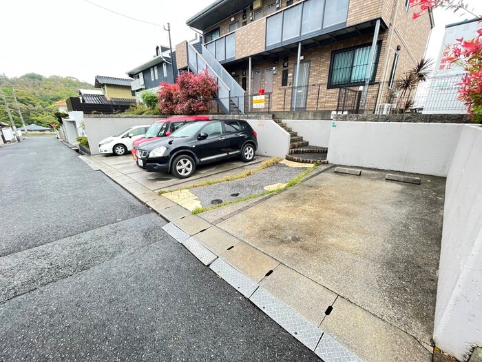 物件外観写真3　(駐車場)