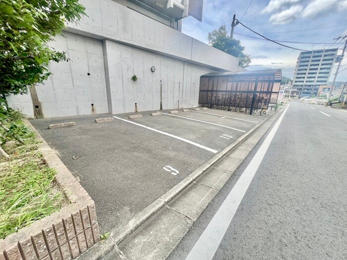 物件外観写真3　(駐車場)