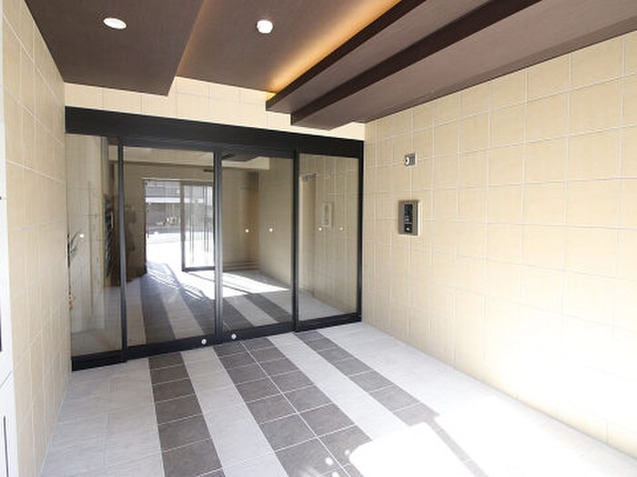 物件外観写真2　(エントランス部分)