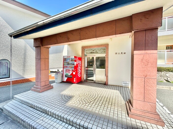 物件外観写真4　(エントランス部分)