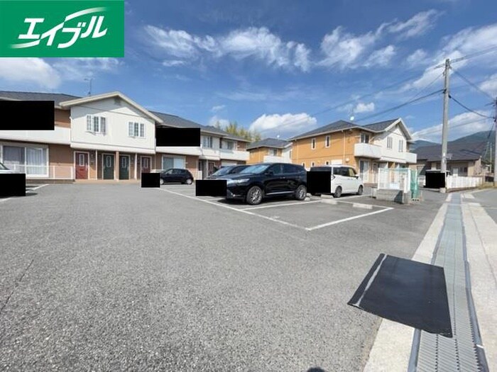 物件外観写真2　(駐車場)
