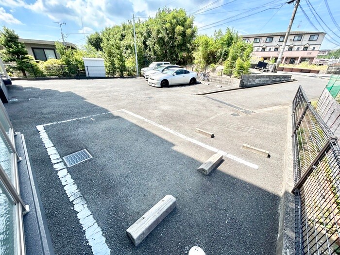 物件外観写真2　(駐車場)