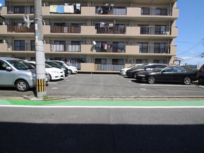 物件外観写真4　(駐車場)