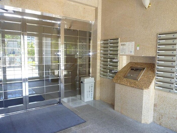 物件外観写真2　(エントランス部分)