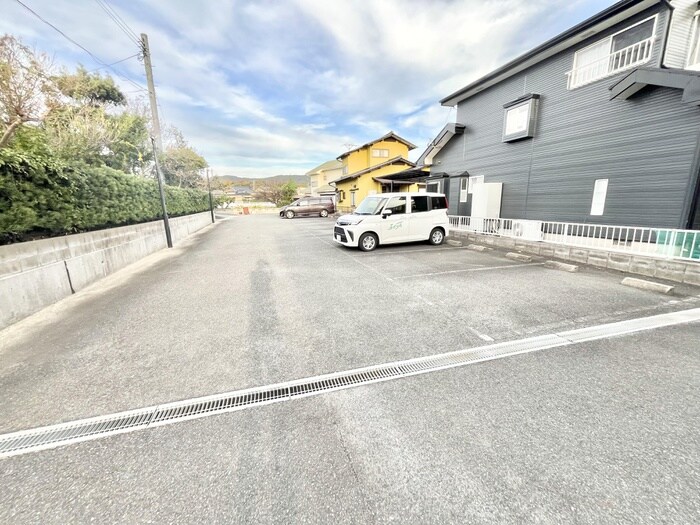 物件外観写真2　(駐車場)