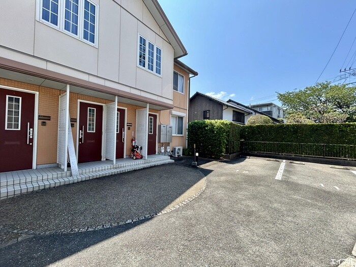 物件外観写真6　(駐車場)