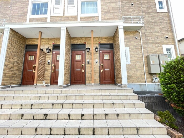 物件外観写真3　(エントランス部分)