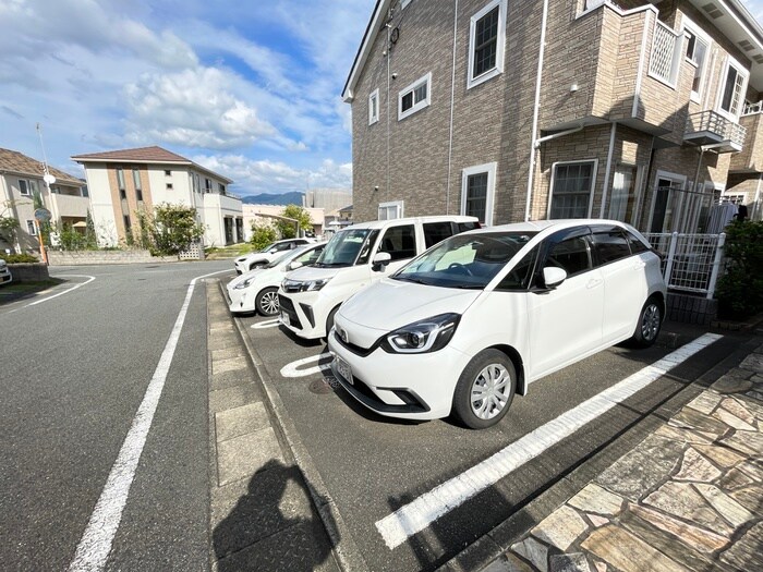 物件外観写真4　(駐車場)