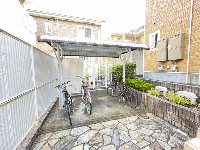 物件外観写真5　(駐輪場)