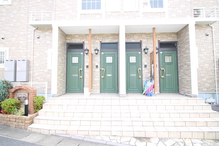 物件外観写真3　(エントランス部分)