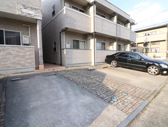 物件外観写真4　(駐車場)