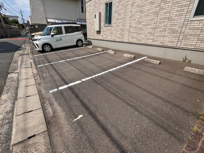 物件外観写真2　(駐車場)