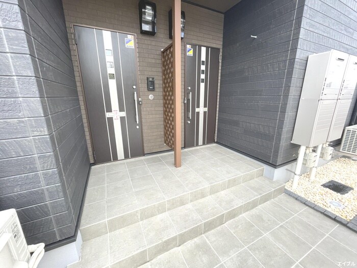 物件外観写真3　(エントランス部分)