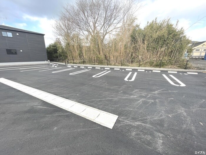 物件外観写真4　(駐車場)