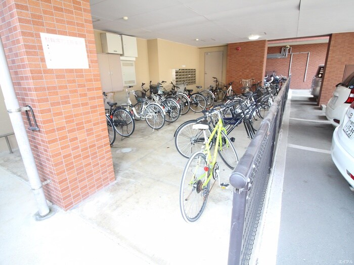 物件外観写真4　(駐輪場)