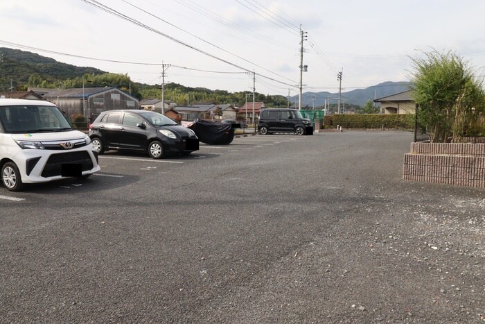 物件外観写真2　(駐車場)