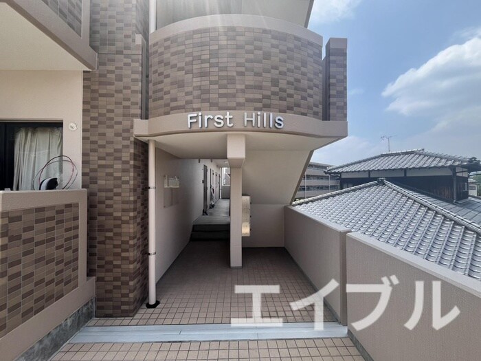 物件外観写真3　(エントランス部分)