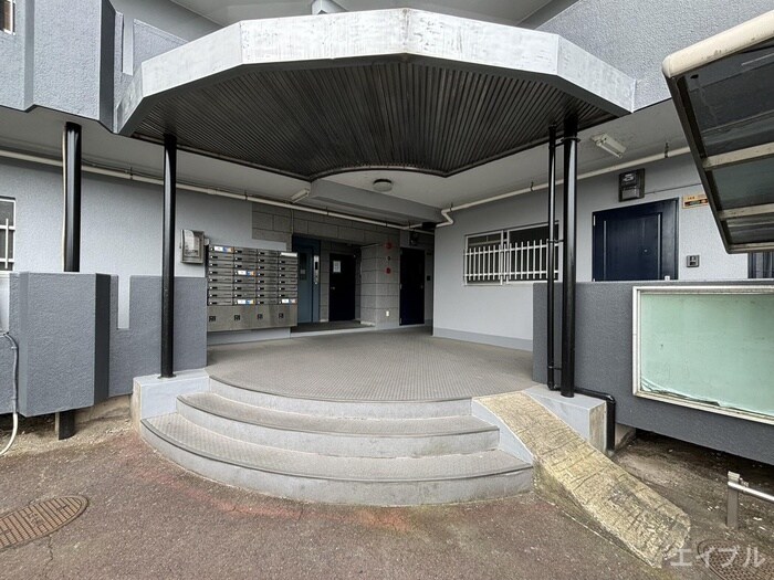 物件外観写真4　(エントランス部分)