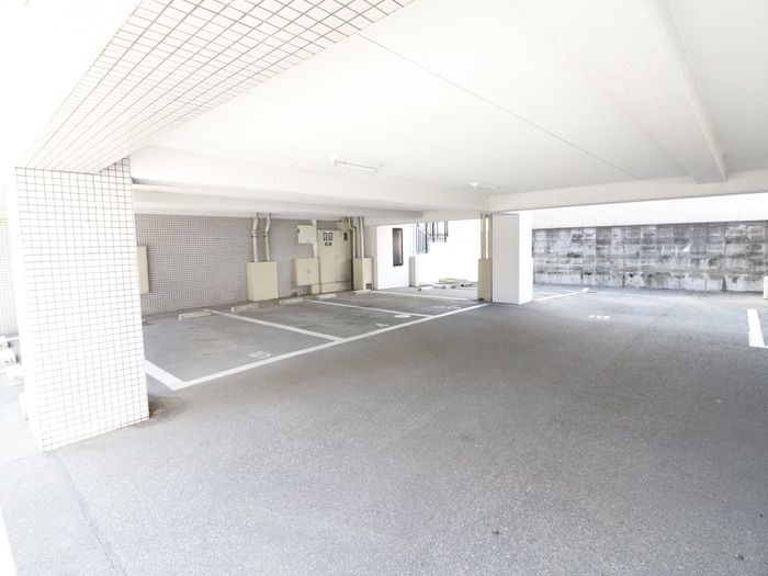 物件外観写真6　(駐車場)