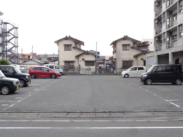 物件外観写真3　(駐車場)
