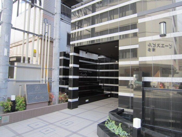 物件外観写真2　(エントランス部分)