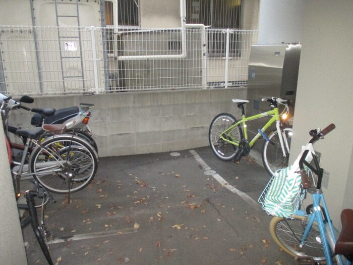 物件外観写真2　(駐輪場)