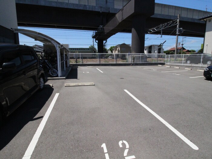 物件外観写真2　(駐車場)