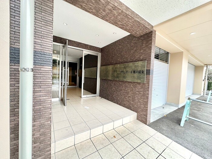 物件外観写真2　(エントランス部分)