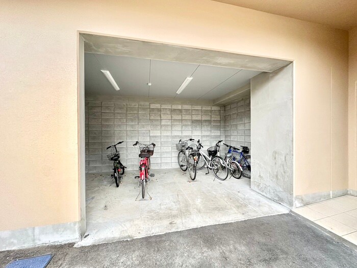 物件外観写真3　(駐輪場)