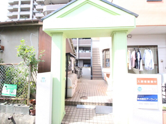 物件外観写真3　(エントランス部分)