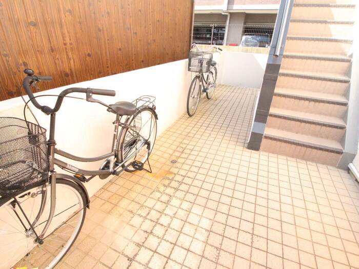 物件外観写真4　(駐輪場)