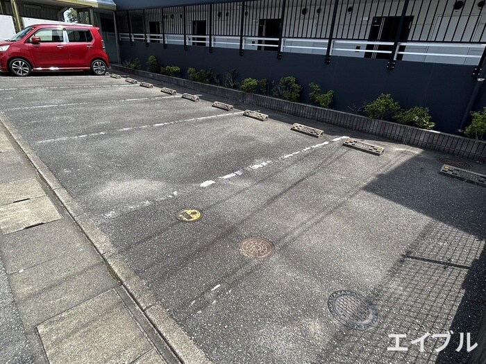 物件外観写真4　(駐車場)