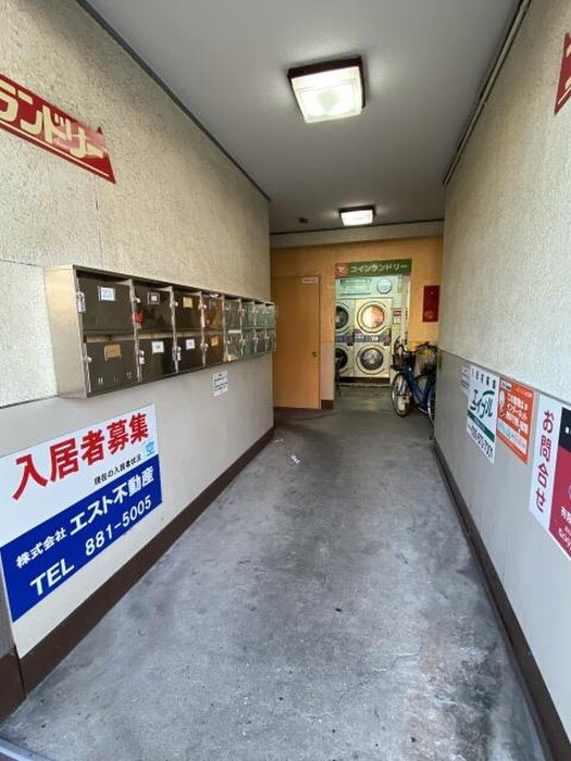 物件外観写真3　(エントランス部分)