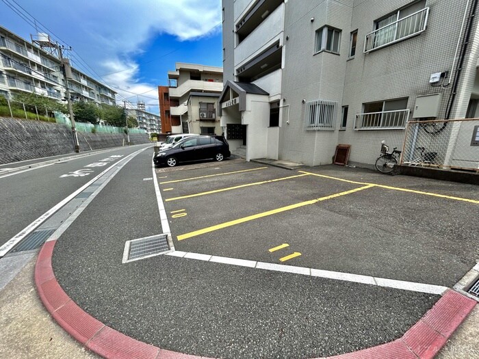 物件外観写真2　(駐車場)