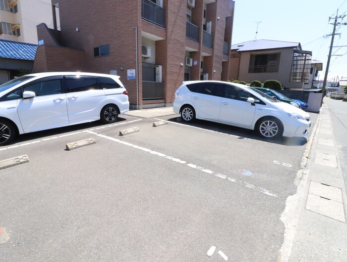 物件外観写真3　(駐車場)