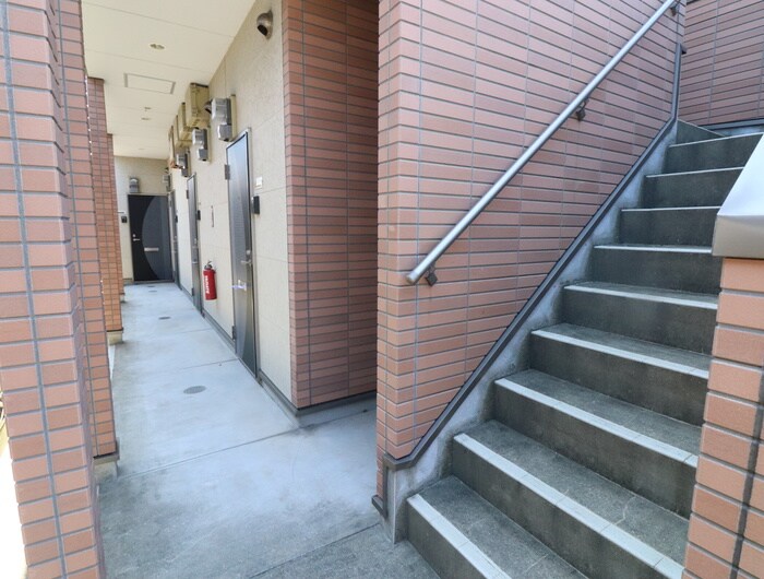 物件外観写真6　(エントランス部分)