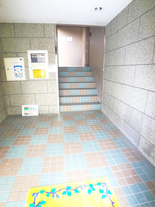 物件外観写真2　(エントランス部分)