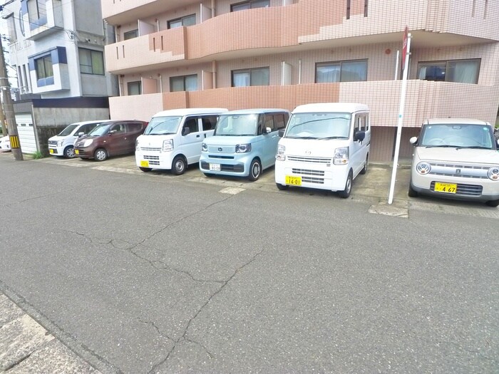 物件外観写真4　(駐車場)
