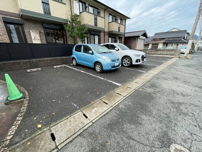 物件外観写真2　(駐車場)