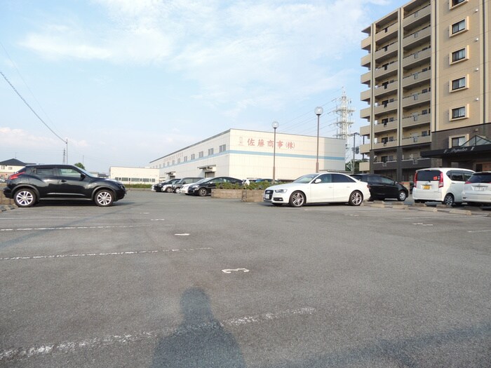 物件外観写真2　(駐車場)
