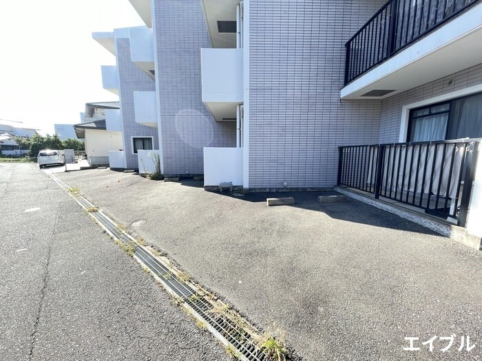 物件外観写真3　(駐車場)