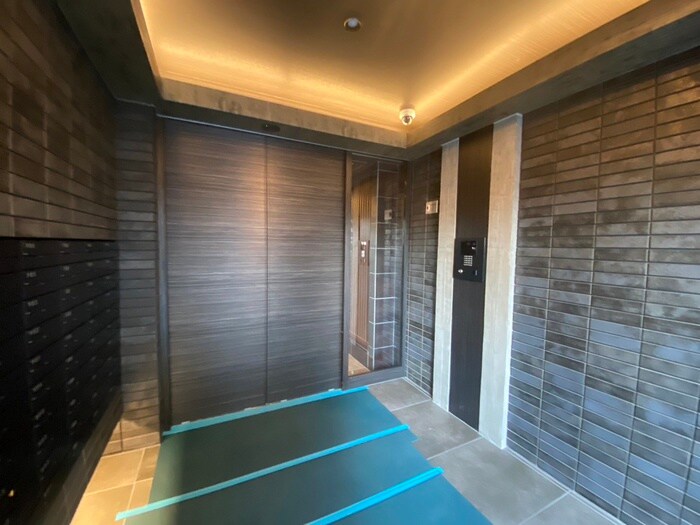 物件外観写真6　(エントランス部分)