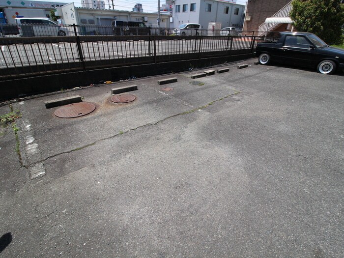 物件外観写真3　(駐車場)