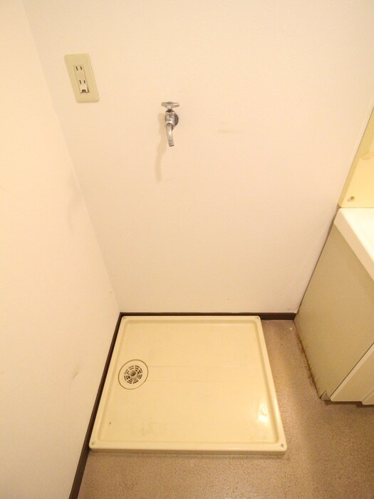 物件内観写真16　(洗濯機置場)