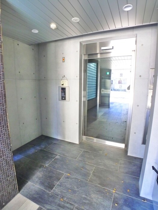 物件外観写真3　(エントランス部分)